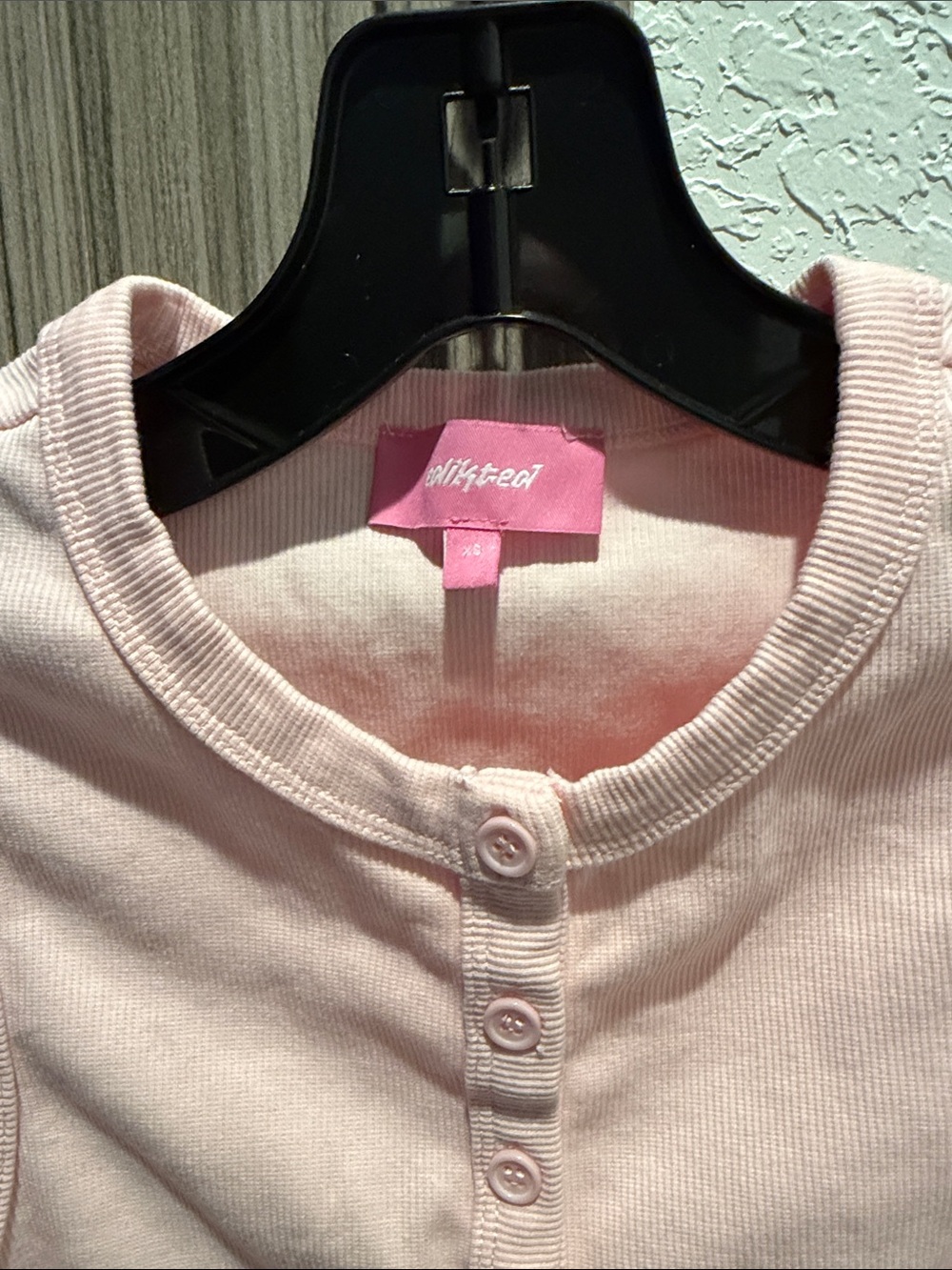 Edikted Pink Ribbed Button-Front Crop Tank - Picture 3 of 5